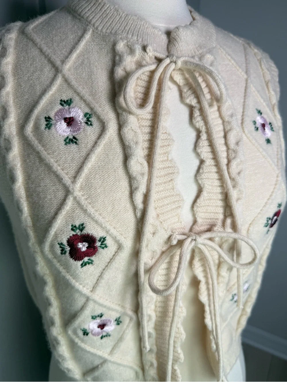 Cloud Ten Cream Embroidered Sweater Vest Tie Front Cottagecore Floral Size M